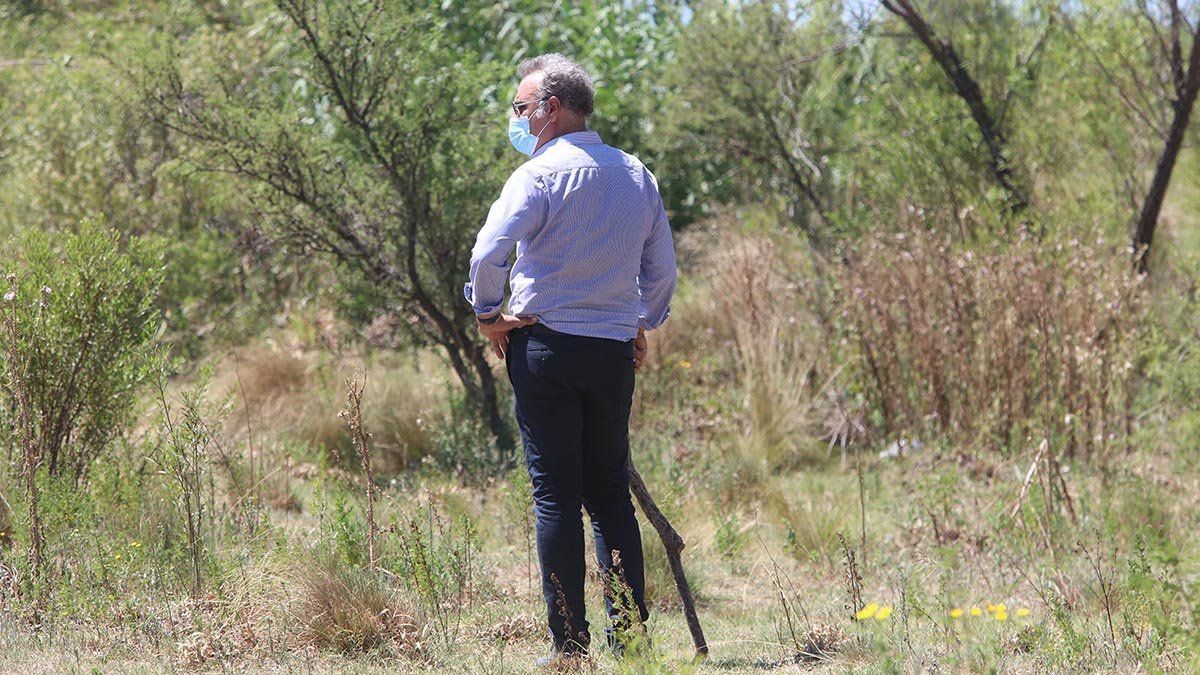 El fiscal Daniel Miralles siguió de cerca las tareas en la costa del río.