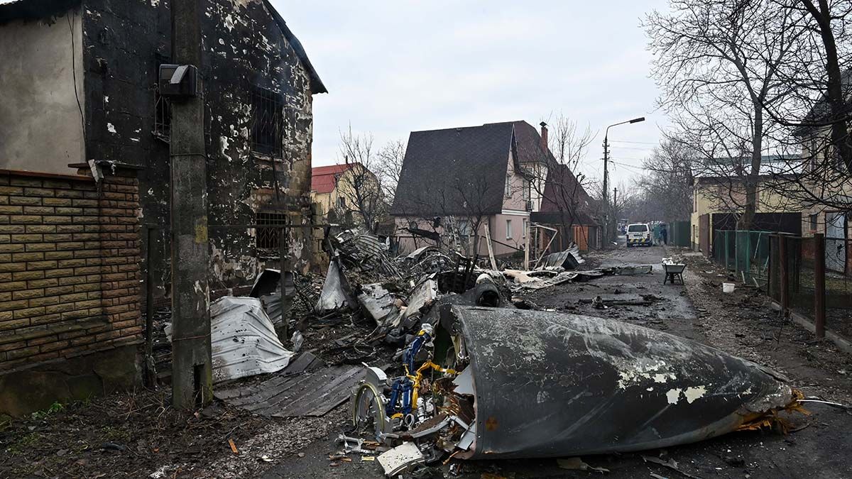 Restos de una aeronave cayeron en una calle de una ciudad ucraniana.