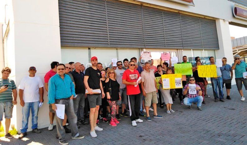 Los suscriptores se manifestaron en la concesionaria Motcor, sobre ruta A005.