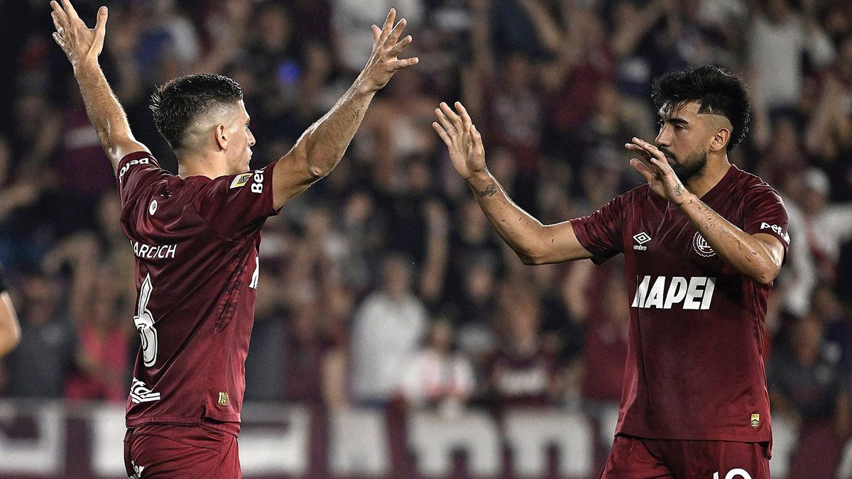 Sascha Marcih festeja el primer gol de Lanús ante San Lorenzo. El Granate avanza en la Sudamericana y está tercero en su zona.