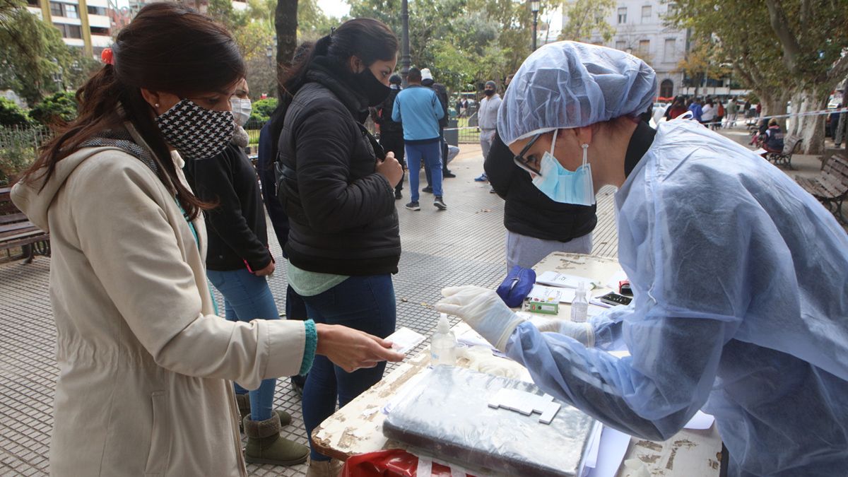 En el lugar se realizna test de antígenos y PCR.