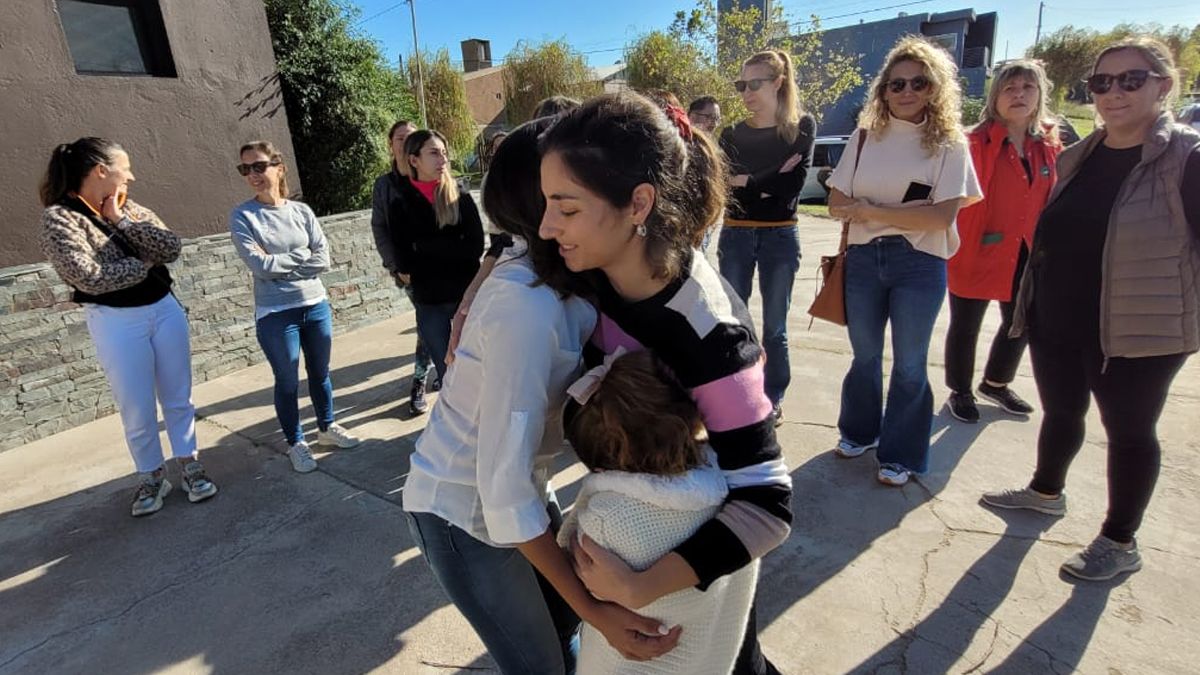 Realizaron un abrazo simbólico en el colegio Dante Alighieri por la muerte de Alberto Cobos. Foto: Matias Tambone.