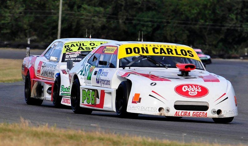 Soave y Franke, protagonistas del TC Pista 4000, durante la jornada apertura del Córdoba Pista en Río Cuarto.