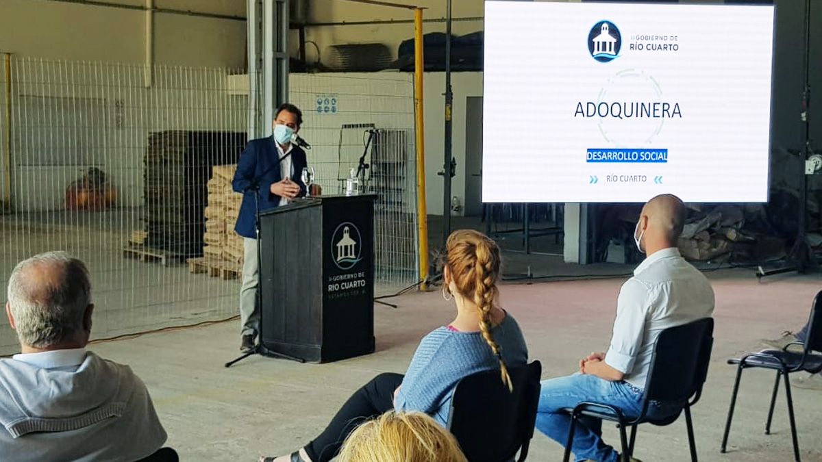 El intendente Llamosas habilitó la nueva adoquinera municipal.