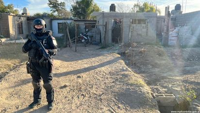 Uniformados irrumpieron en un inmueble y dieron con un hombre que estaba fraccionando cocaína
