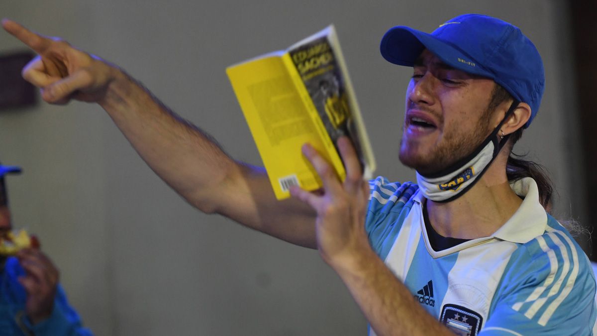 Maradona recibió el aliento de los hinchas en las puertas de la clínica.