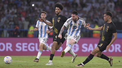 Messi superó la barrera de los 100 goles con un hat-trick en la fiesta de Argentina
