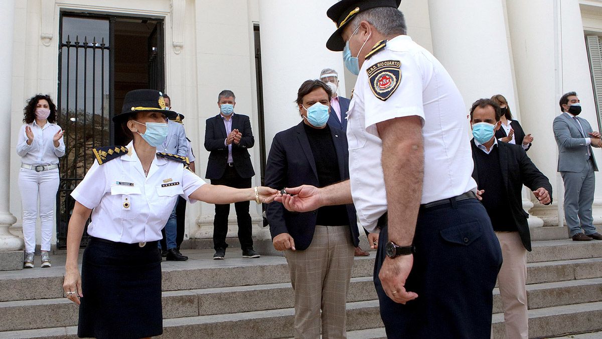 Zárate Belletti entregó las llaves de las camionetas al comisario mayor Huerta.