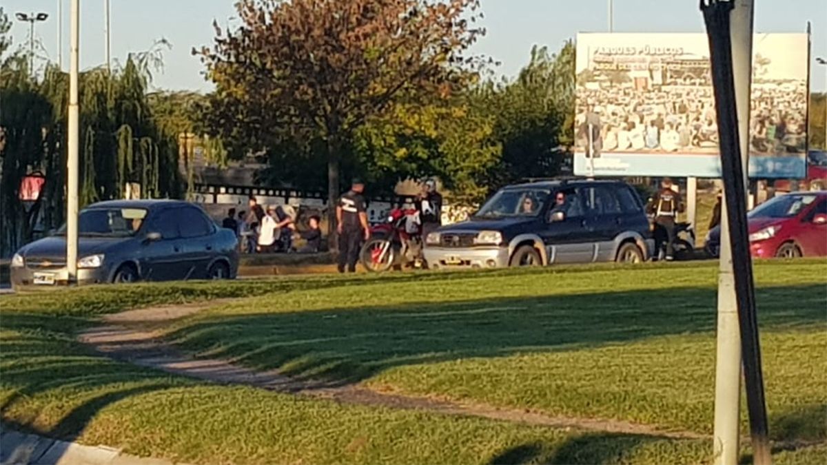 Autos y motos son controlados por los efectivos policiales.