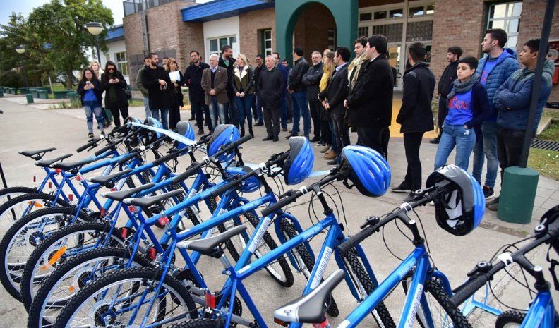 La Provincia entregó bicicletas para estudiantes de la Universidad