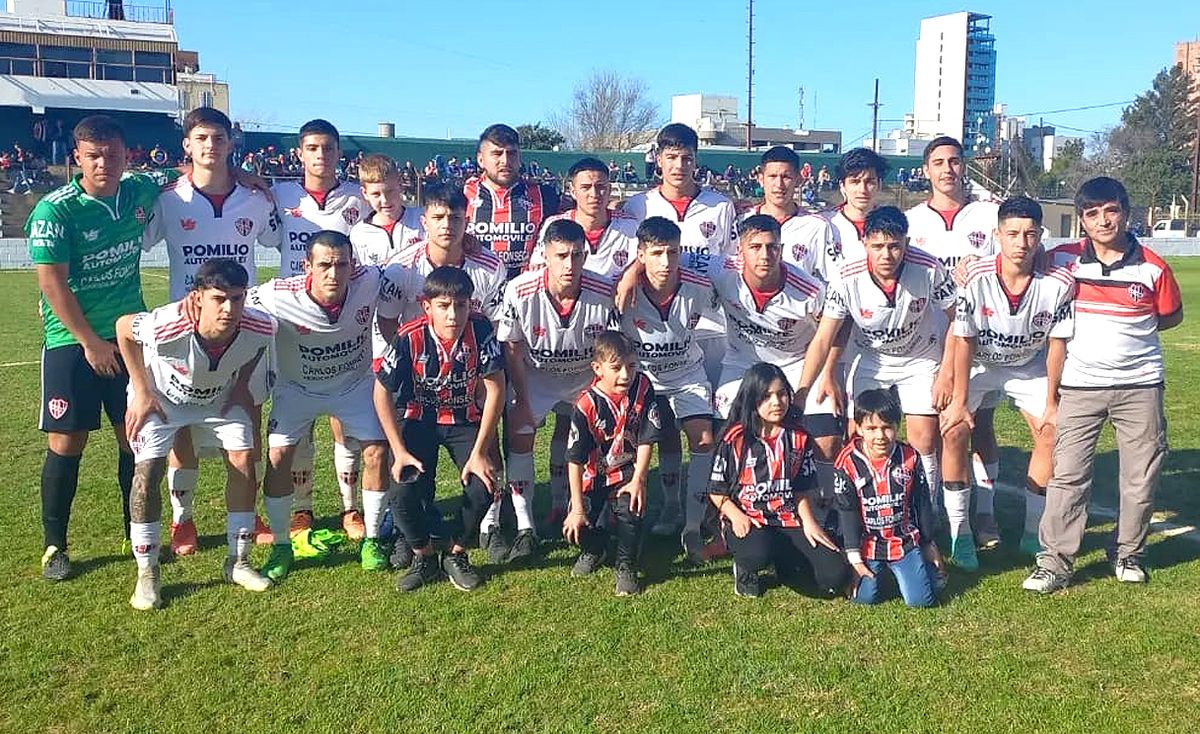 El juvenil plantel con el que Alem de Villa Nueva hizo su estreno ayer en el Torneo Clausura.