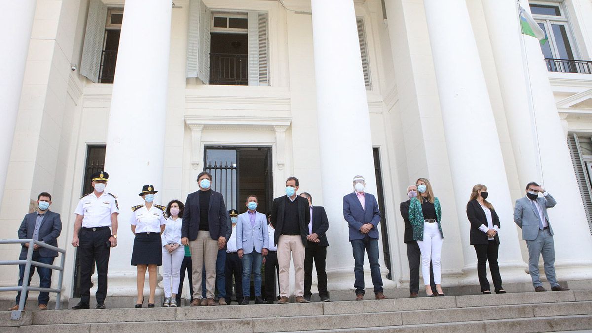 El acto se llevó a cabo frente al Palacio Municipal.