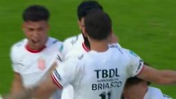 El festejo de Nicolás Orsini y Norberto Briasco tras el gol con el que Barracas Central vence a Atlético Tucumán.