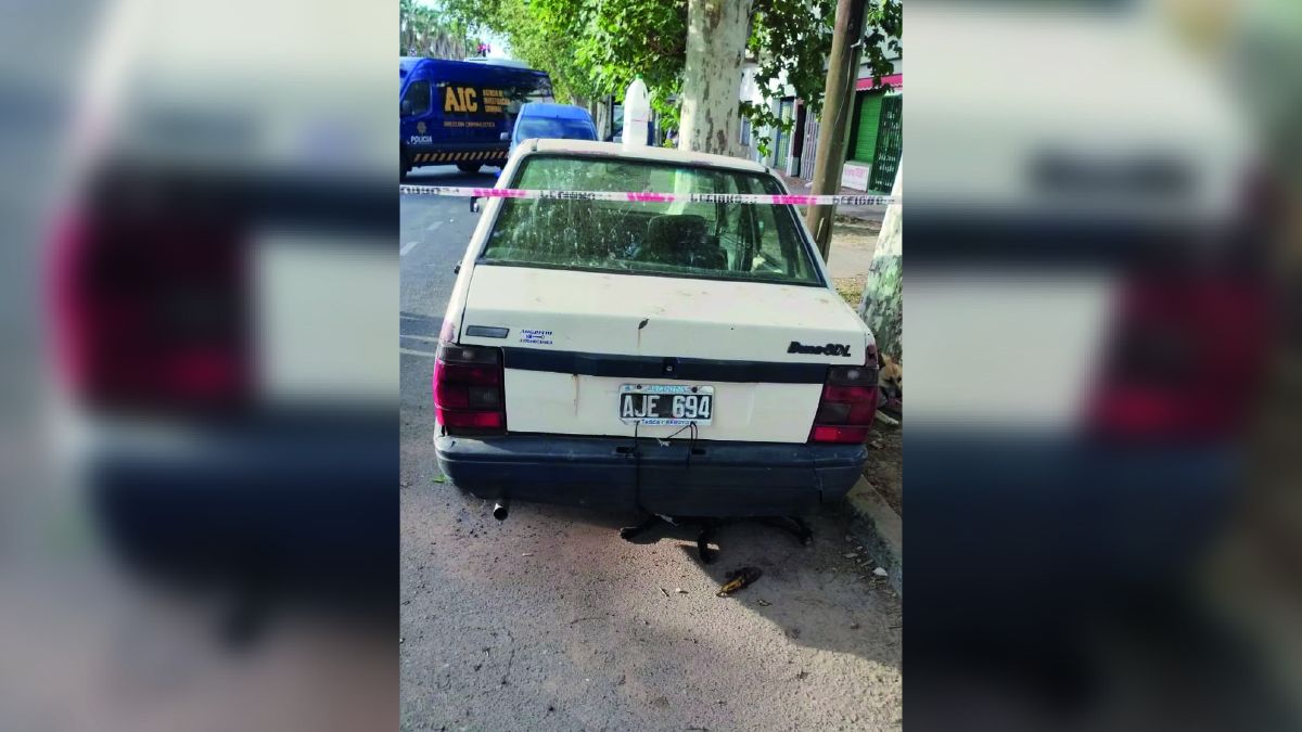 El hombre salió de su casa para mostrar el auto en venta y fue atacado a balazos por un falso comprador.