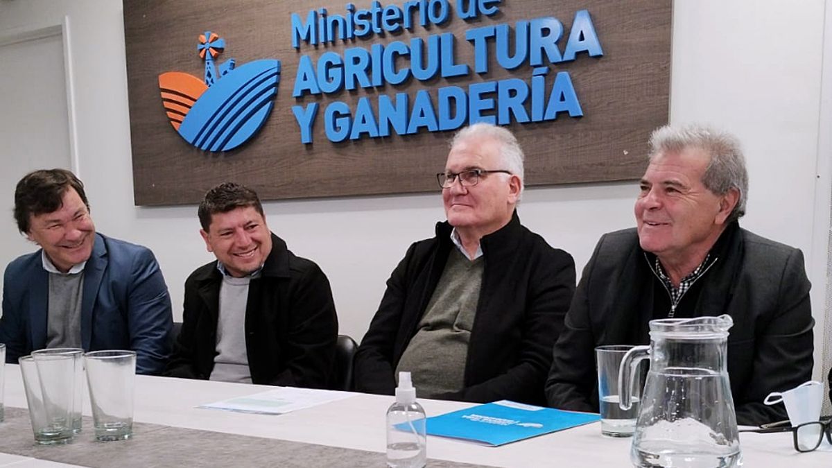 El ministro Sergio Busso encabezó el acto en el Ministerio de Agricultura.