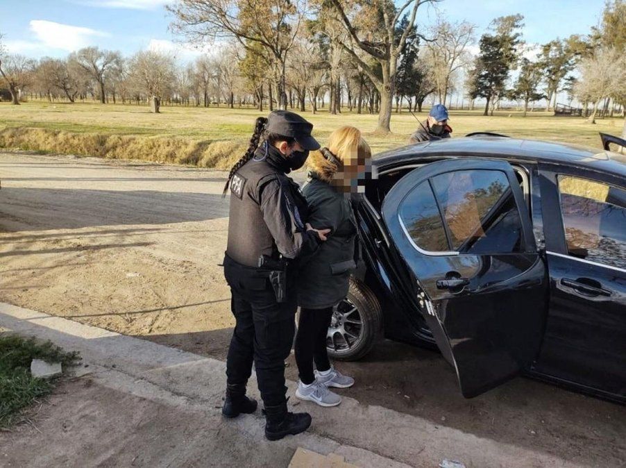 Una de las detenidas luego de ocho allanamientos que se realizaron en la región.