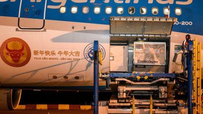 Parten dos vuelos a China para traer vacunas Sinopharm