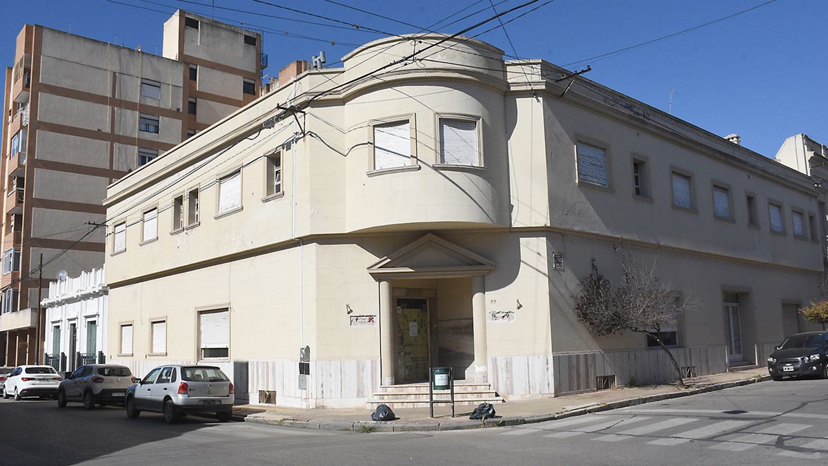El edificio del hotel más antiguo de la ciudad está ubicado en la esquina de Belgrano y Lamadrid.  Foto: Estela Zogbe
