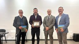 Los representantes de la Academia de Agronomía y Veterinaria junto a Manuel Ron.