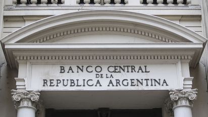 El BCRA analiza prohibir la venta de