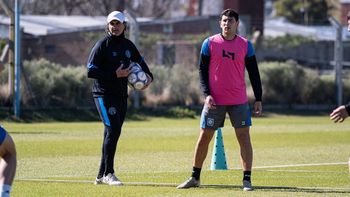 Matías Valenti y el DT Ruben&nbsp;Forestello en una práctica del primer equipo de Estudiantes
