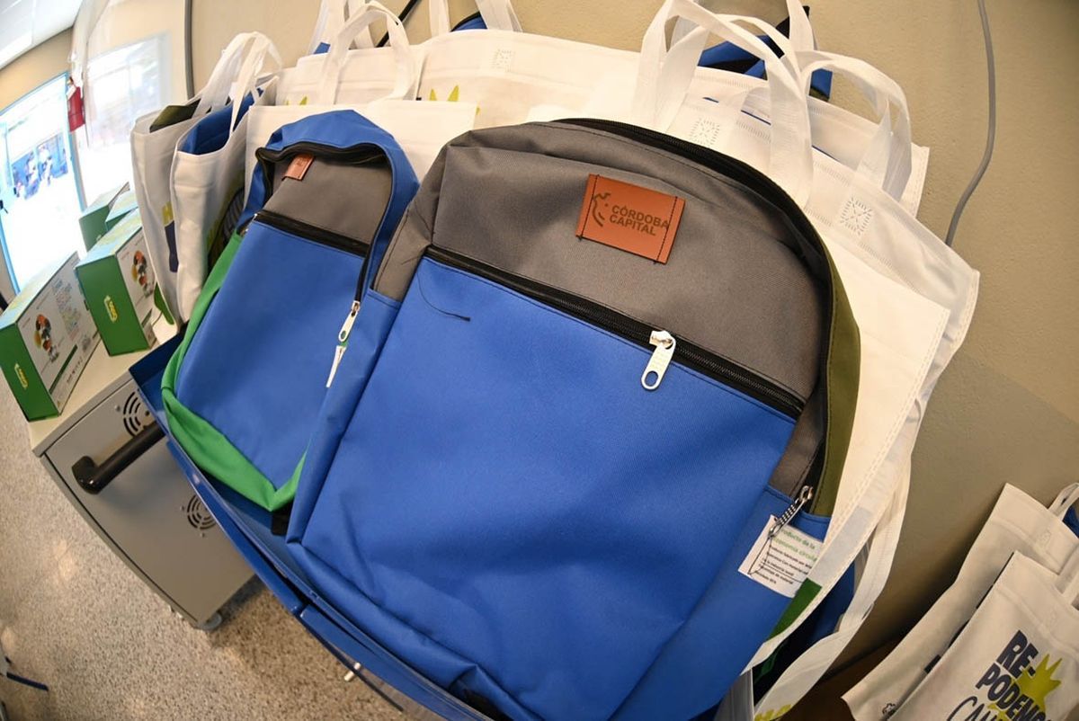 Las mochilas confeccionadas a partir del reciclaje de materiales.