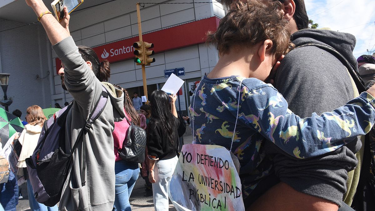 La masiva movilización en Río Cuarto en respaldo a las universidades. Foto: Estela Zogbe.
