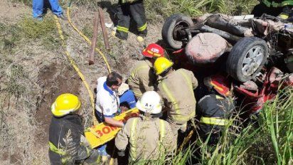 Un hombre murió tras el choque de un auto y una pick-up en la autovía