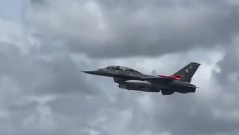 Un F-16 volando hacia el Área de Material Río Cuarto.