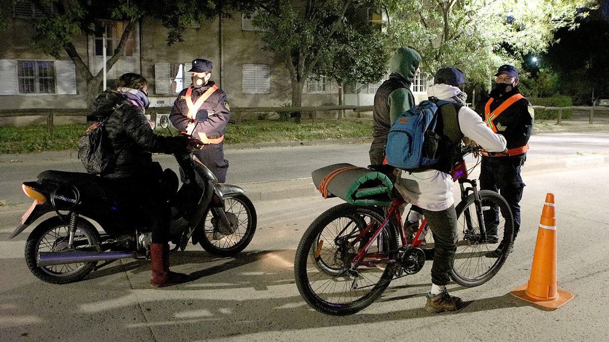 Los controles policiales se desplegaron en toda la ciudad.