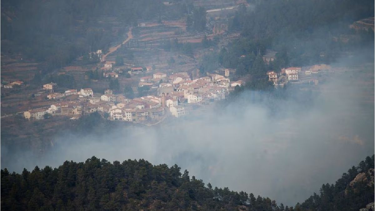 España: Unos 700 bomberos combatían hoy en Valencia elincendio que se declaró hace 48 horas y que ya afecta 3.000 hectáreas y unperímetro de 35 kilómetros con las llamas aun fuera de control.En 2022