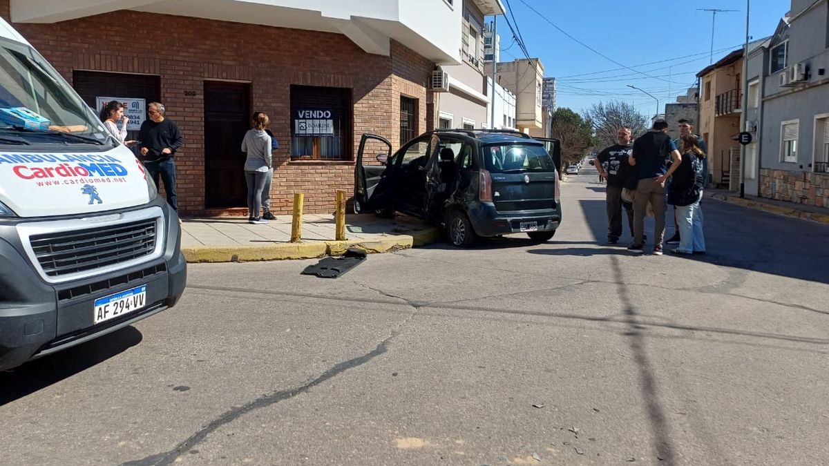 Una pasajera de un UBER fue hospitalizada tras un choque en macrocentro