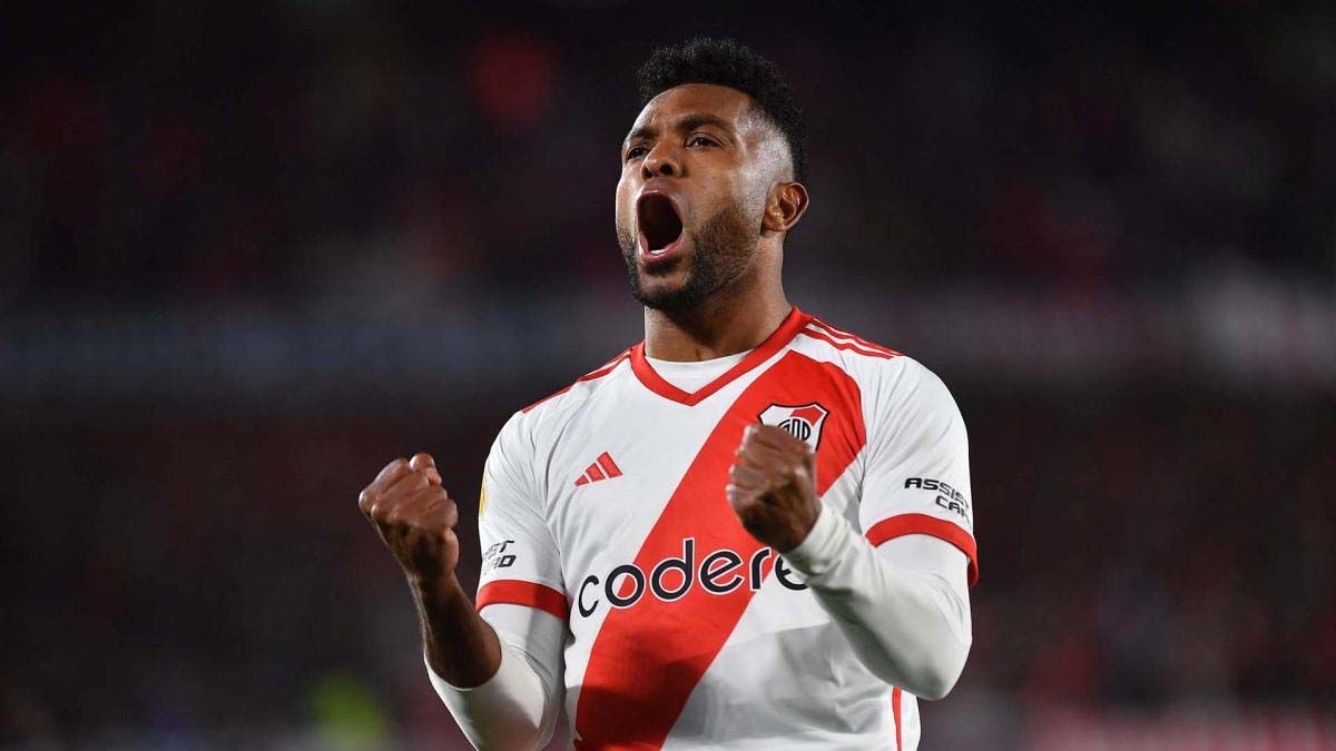 Miguel Ángel Borja, autor de 2 de los 3 goles con que River le ganó a Arsenal por 3 a 1 en el Más Monumental