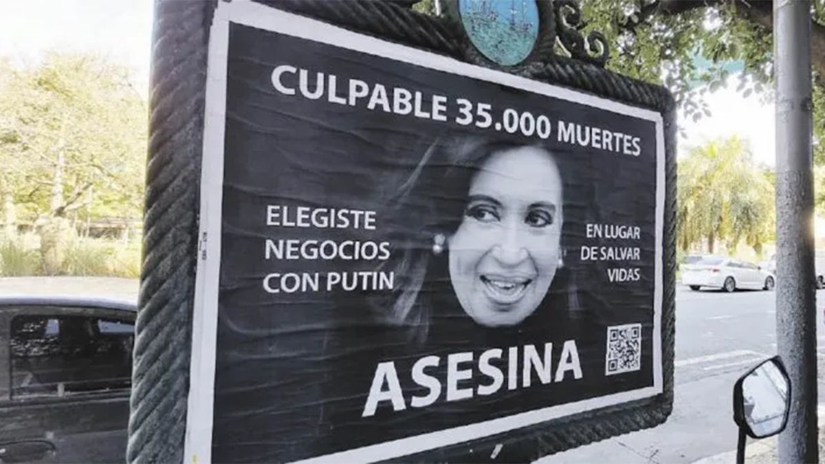 Un detenido y cuatro imputados por los carteles contra Cristina Kirchner.