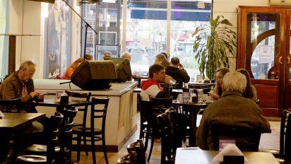Definen si siguen o no las restricciones a los bares y restaurantes
