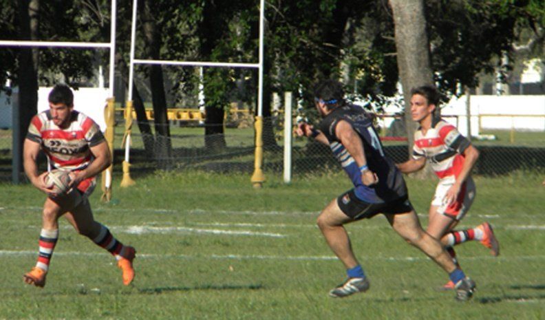 El capitán del San Martín Agustín Ludueña intenta escaparle a la marca de Franco Zalazar del Córdoba Rugby en la derrota por 47-23.