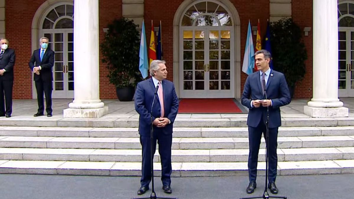 Con Alberto Fernández, Pedro Sánchez advirtió por los daños de las sobretasas del FMI