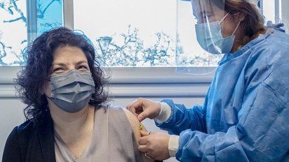 Carla Vizzotti combinó vacunas y recibió la segunda dosis con Moderna