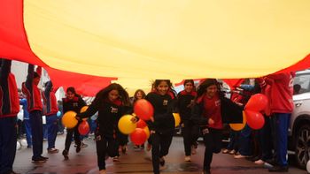 150 años de la Sociedad Española: los estudiantes del Hispano celebraron con un banderazo
