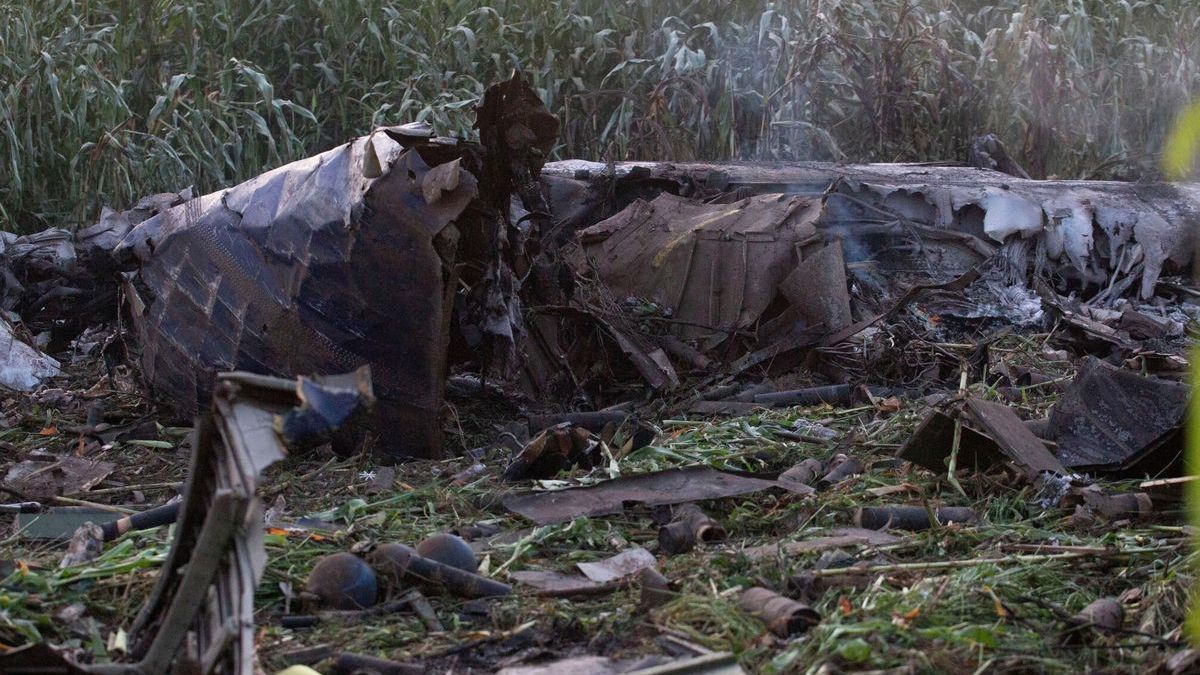 Los restos del avión de carga que se estrelló en Grecia.