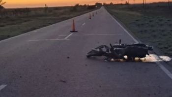 La motocicleta Motomel 150cc quedó sobre la carpeta asfáltica. Foto: Cabledigital.