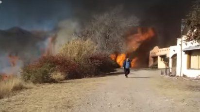Frenan un incendio a metros de una zona de viviendas en Villa Giardino