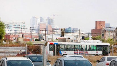 Con incendios en las sierras del sur, la ciudad volvió a cubrirse de cenizas y humo