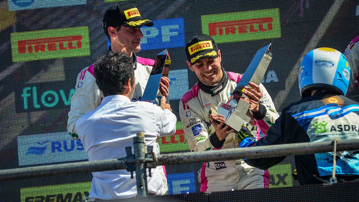 Facundo Marques y Damián Fineschi con los trofeos del segundo puesto en los 200 km. de Buenos Aires