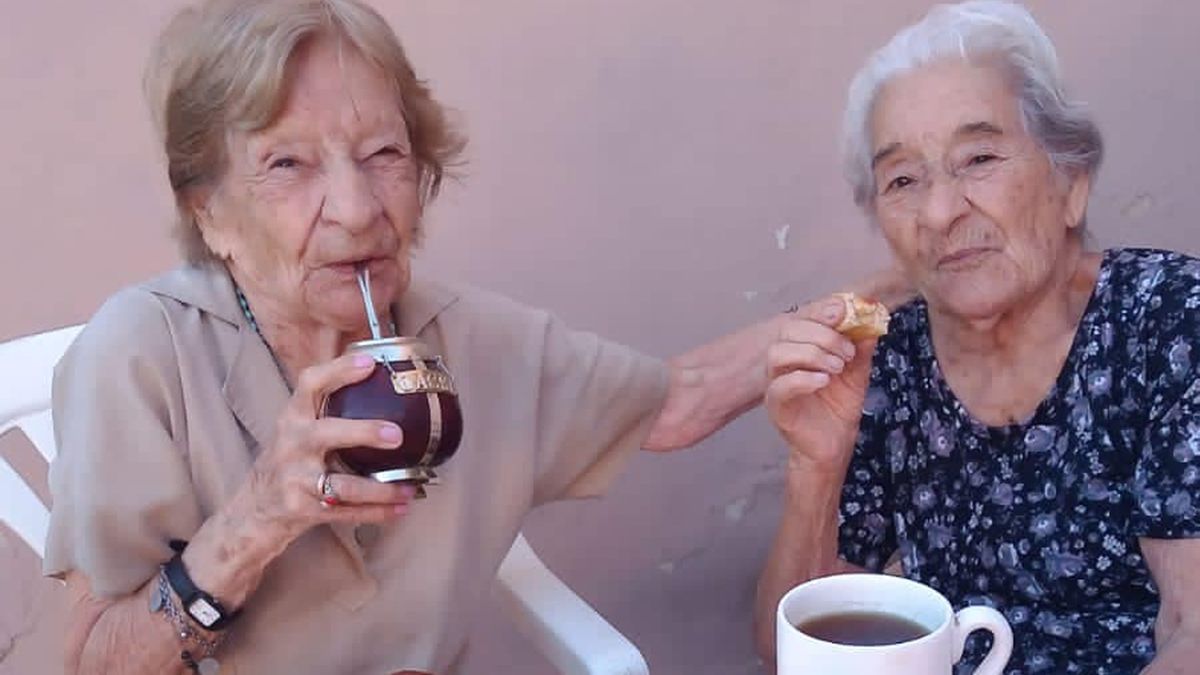 Cachita y Carlota celebraron sus 99 años de vida el último miércoles y esta noche será la gran fiesta con su familia en Elena. 