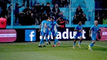 El festejo de gol de Gabriel Alanís que sobre el final le dio el triunfo a Estudiantes. Foto: Andrés Oviedo