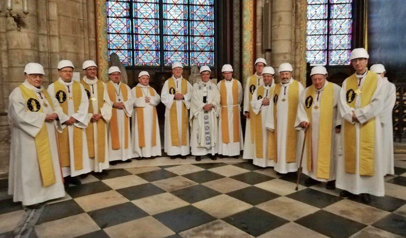 ​Con sacerdotes con casco de obra, Notre Dame volvió a celebrar una misa