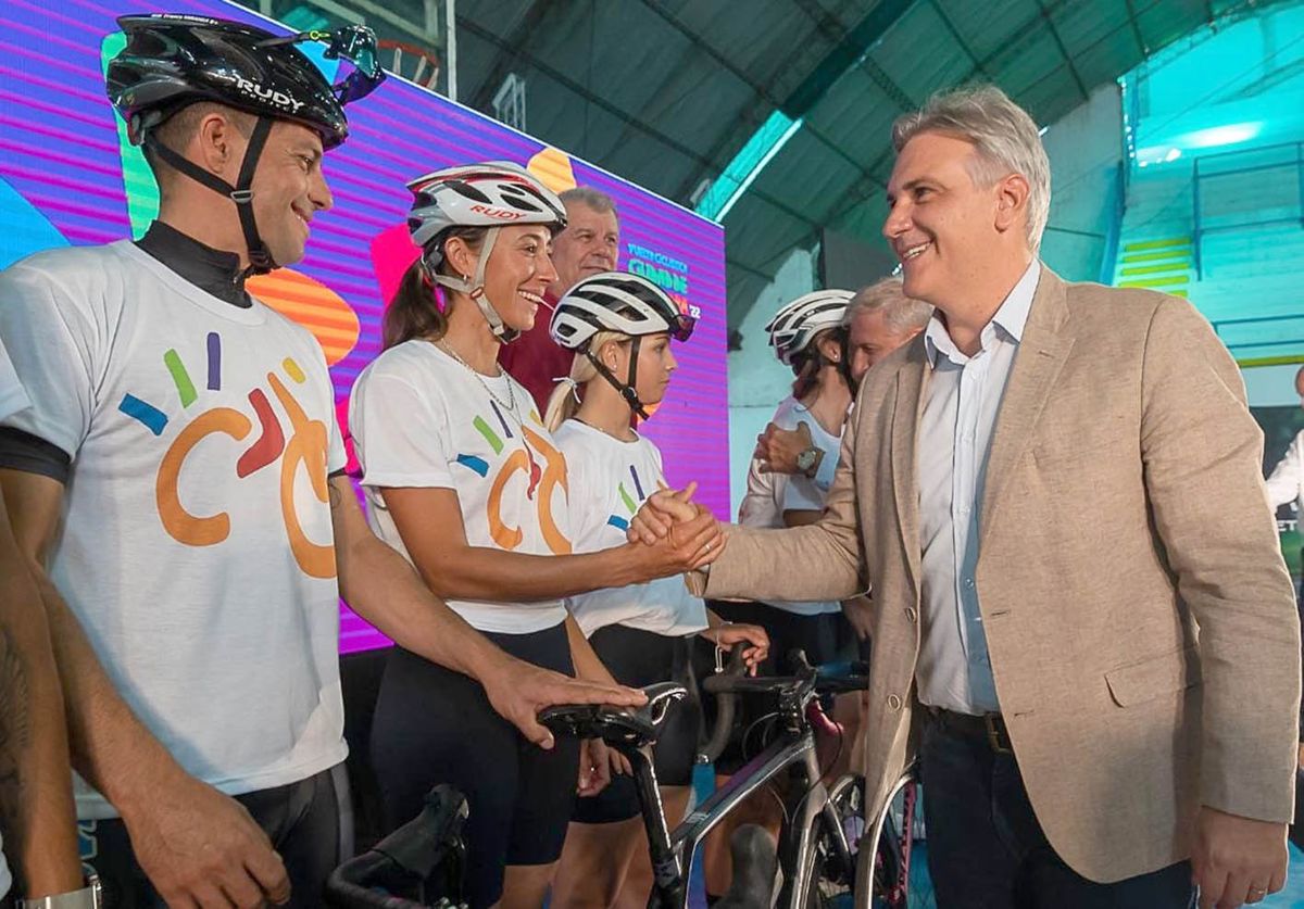 El intendente Llaryora durante la presentación de la Vuelta Ciclística.