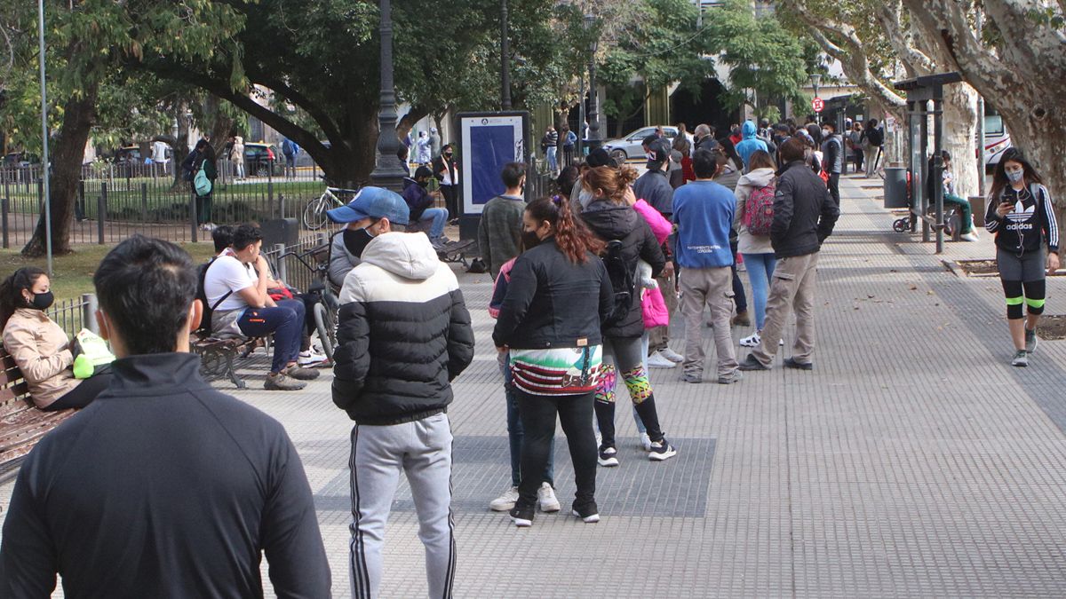 Largas filas para testearse para coronavirus en Plaza Roca.