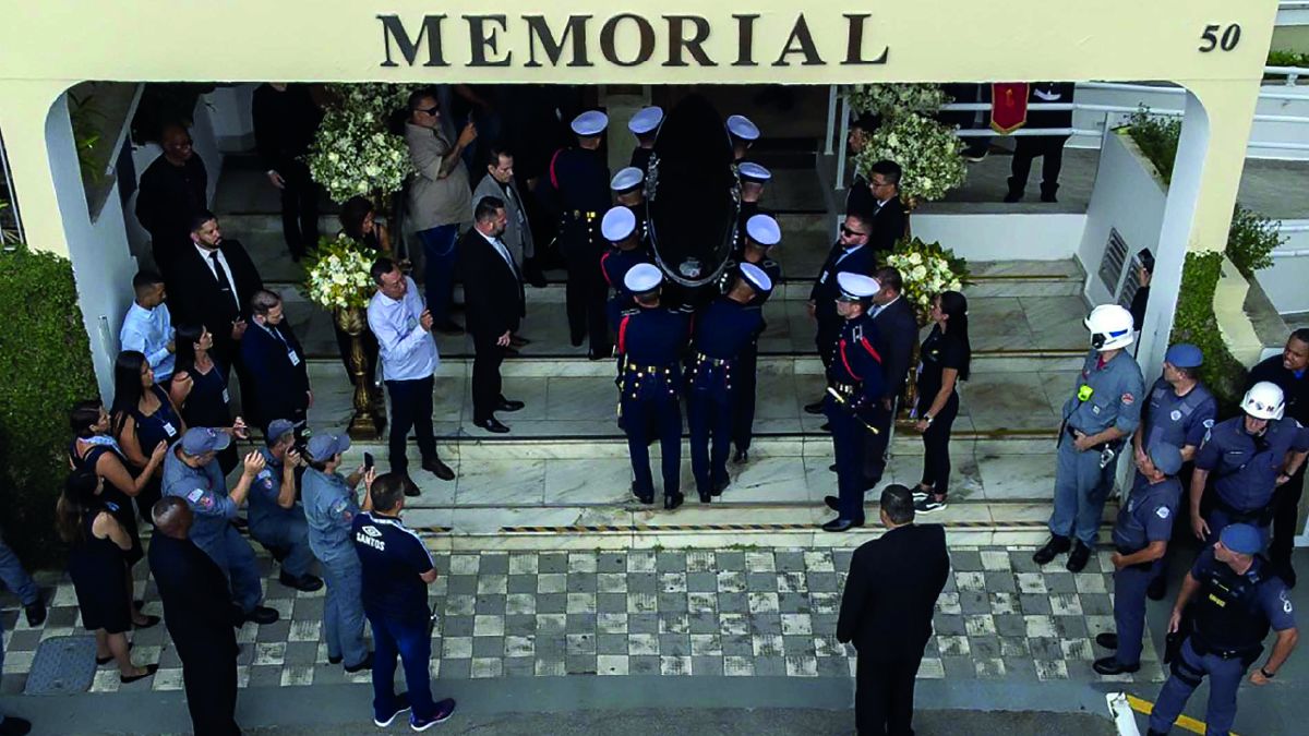 Pelé fue sepultado esta tarde en un mausoleo, tras un velorio con 230 mil personas